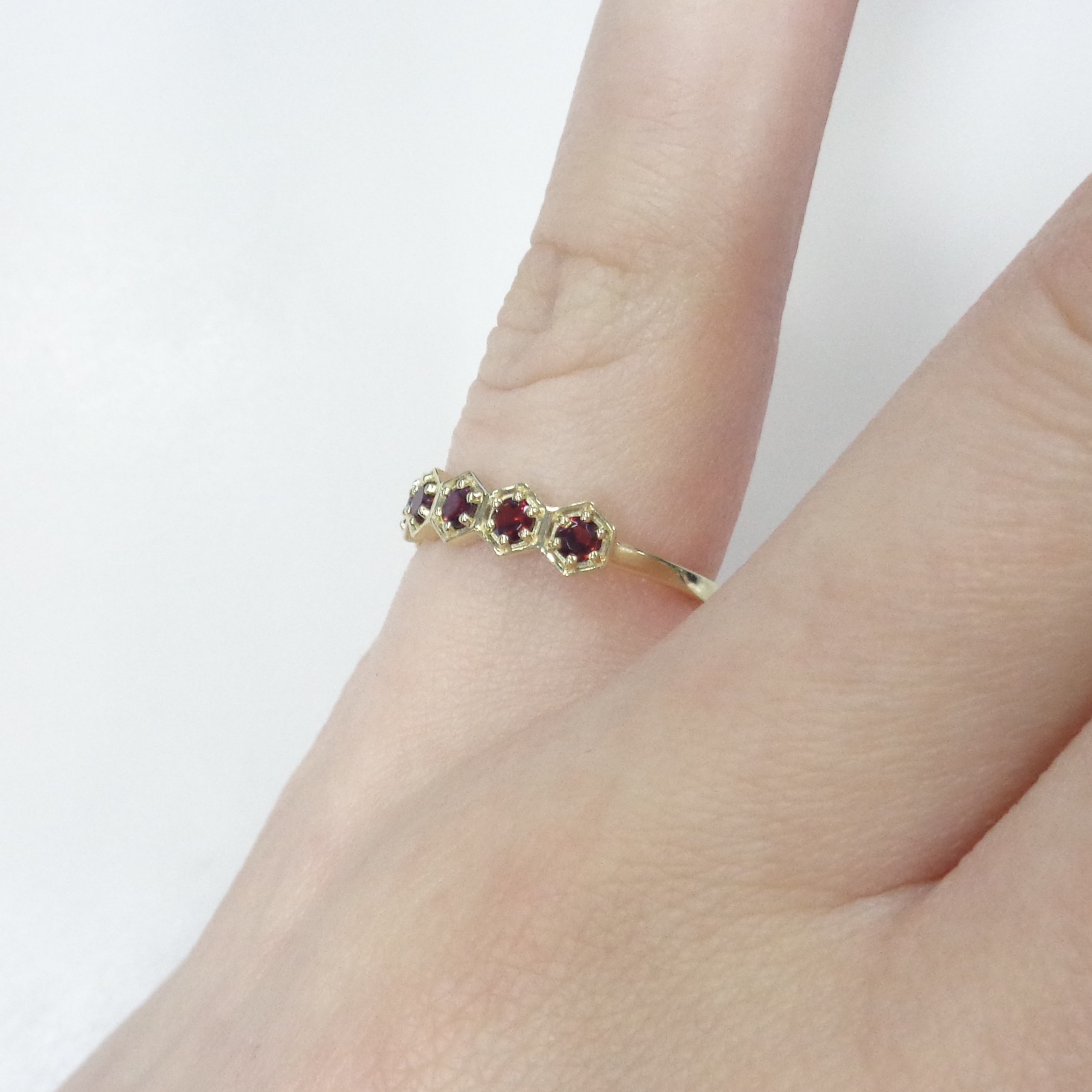 Кольцо из желтого золота с гранатами